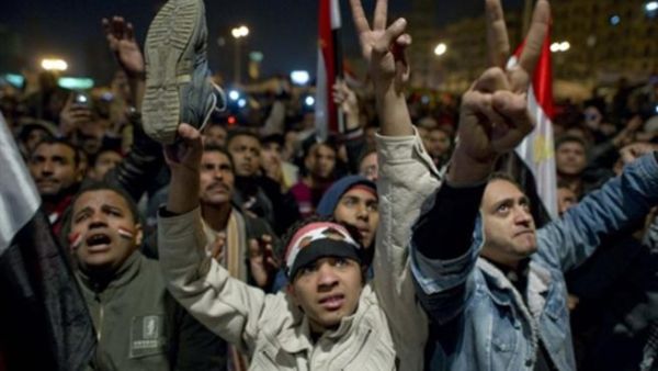 متظاهرون في ميدان التحرير يعبرون عن رفضهم لخطاب مبارك الأخير. متظاهرون في ميدان التحرير يعبرون عن رفضهم لخطاب مبارك الأخير.