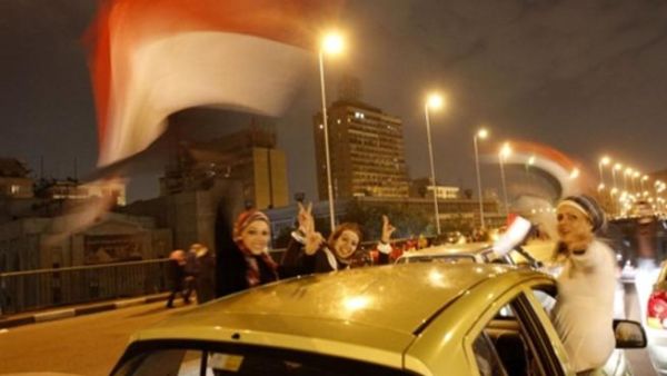 فرحة صبايا مصرية بتنحي مبارك. فرحة صبايا مصرية بتنحي مبارك.