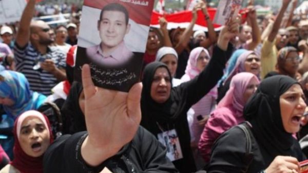 الجموع المصرية يحركها الخوف من المجهول.