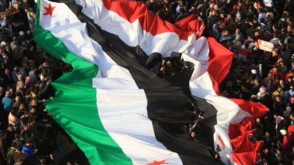 العلمان السوري والمصري جنبا إلى جنب في ميدان التحرير.