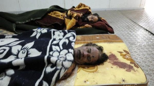 جثة القذافي وابنه المعتصم بقيت معروضة لأيام قبل دفنها. جثة القذافي وابنه المعتصم بقيت معروضة لأيام قبل دفنها.