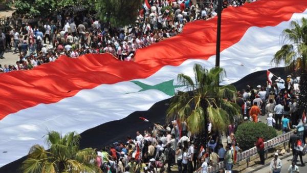 العلم السوري الضخم الذي رفعه شباب سوريون في المزة. العلم السوري الضخم الذي رفعه شباب سوريون في المزة.