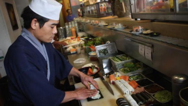 تطالب إدارة المطعم الياباني المدون بدفع 5000 دينار كويتي تعويضا عن مقاله الذي تحدث فيه عن تجربته في المطعم.