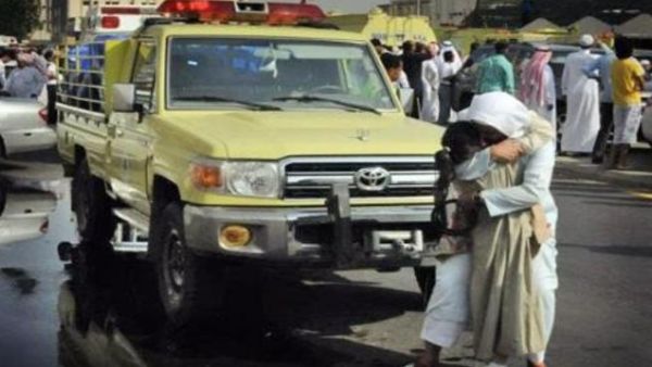 صورة لأب يحتضن ابنته فرحا بنجاتها من حريق مدرسة البنات في جدة. صورة لأب يحتضن ابنته فرحا بنجاتها من حريق مدرسة البنات في جدة.