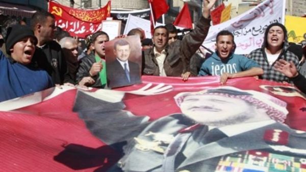 جانب من التظاهرات في عمان والمطالبة بالإصلاح. جانب من التظاهرات في عمان والمطالبة بالإصلاح.