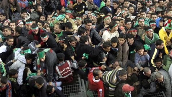 مشجعو نادي الوحدات يحاولون الخروج من الملعب عقب صدامات مع قوات الدرك بعد انتهاء مباراة الفيصلي والوحدات التي انتهت بفوز فريق الوحدات. مشجعو نادي الوحدات يحاولون الخروج من الملعب عقب صدامات مع قوات الدرك بعد انتهاء مباراة الفيصلي والوحدات التي انتهت بفوز فريق الوحدات.