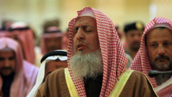 تثير هيئة الأمر بالمعروف والنهي عن المنكر الكثير من الجدل في السعودية. تثير هيئة الأمر بالمعروف والنهي عن المنكر الكثير من الجدل في السعودية.