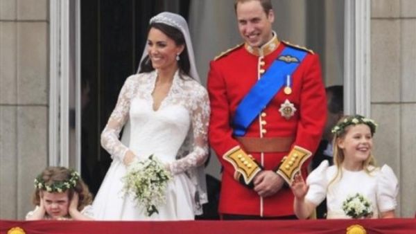 ويليام وكاثرين يحييان الجماهير على الشرفة. ويليام وكاثرين يحييان الجماهير على الشرفة.