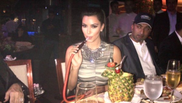 كيم كارديشيان تدخن الشيشة في مطعم بأبوظبي. كيم كارديشيان تدخن الشيشة في مطعم بأبوظبي.