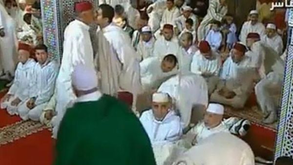 قبلة "بالفم" بين شخصين امام ملك المغرب في المسجد تثير جدلا واسعاً قبلة "بالفم" بين شخصين امام ملك المغرب في المسجد تثير جدلا واسعاً