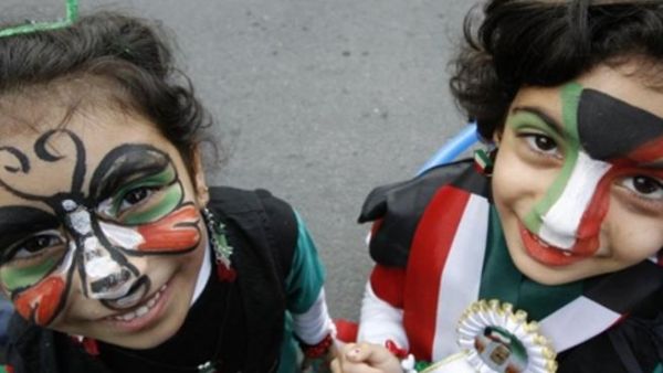 فتيات يحتفلن باليوم الوطني في الكويت. فتيات يحتفلن باليوم الوطني في الكويت.
