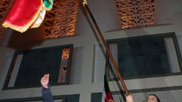 كويتيان يرفعان علم الكويت في مجلس الأمة. كويتيان يرفعان علم الكويت في مجلس الأمة.