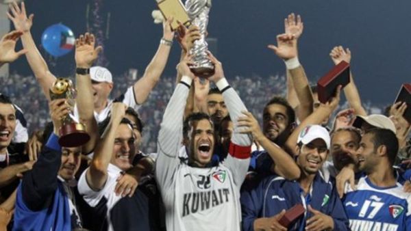 لاعبو الفريق الكويتي يحتفلون بفوزهم بدورة كأس الخليج 20 التي أقيمت في اليمن مؤخرا.