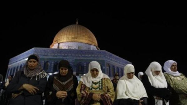 "ليلة القدر خير من ألف شهر". "ليلة القدر خير من ألف شهر".