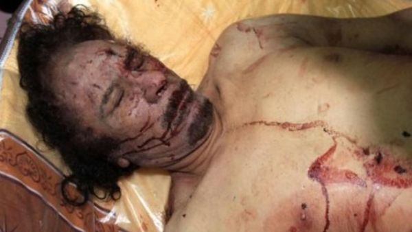 صورة للقذافي بعد مقتله على يد ثوار ليبيا.  صورة للقذافي بعد مقتله على يد ثوار ليبيا.