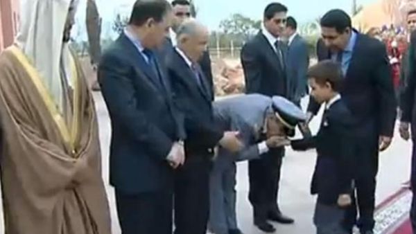 كبار رجالات الدولة يقبلون يد ولي العهد المغربي! كبار رجالات الدولة يقبلون يد ولي العهد المغربي!