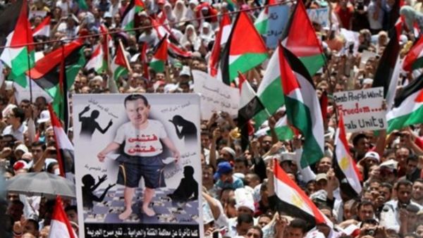 الشعب المصري يطالب بمحاكمة مبارك.