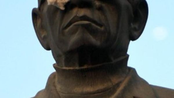 تمثال نجيب محفوظ بعين واحدة في إشارة إلى أحداث ميدان التحرير الأخيرة في مصر.