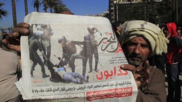 فتاة التحرير على صفحات الجرائد. فتاة التحرير على صفحات الجرائد.