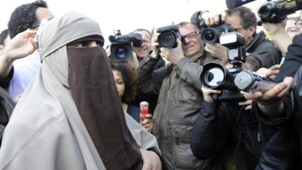 هل يهدد النقاب علمانية فرنسا؟