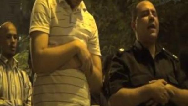 الضابط يؤم بالمتظاهرين في الصلاة الضابط يؤم بالمتظاهرين في الصلاة