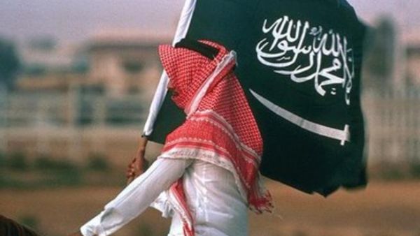 سعودي يحمل علم بلاده سعودي يحمل علم بلاده