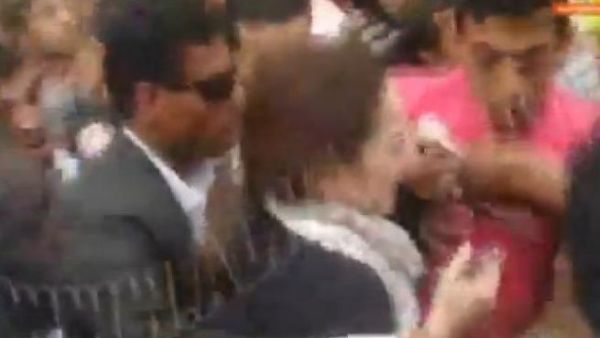 شريهان تتعرض للاعتداء في ميدان التحرير. شريهان تتعرض للاعتداء في ميدان التحرير.