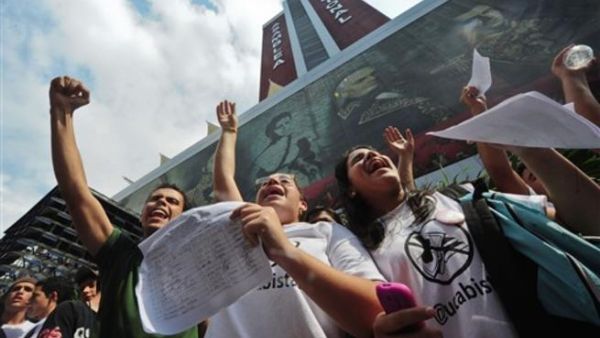 طلاب جامعيون يتظاهرون ضد قانون جديد للجامعات في بلدهم. طلاب جامعيون يتظاهرون ضد قانون جديد للجامعات في بلدهم.