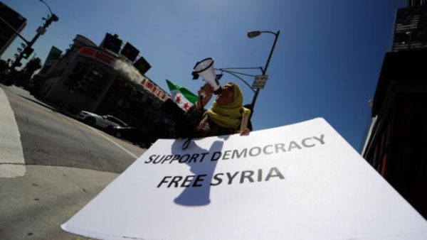 للمدونين السوريين مواقف متباينة من الثورة.  للمدونين السوريين مواقف متباينة من الثورة.