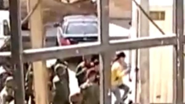مقطع من الفيديو يظهر الفتاة وهي تصعد إلى الحافلة مقطع من الفيديو يظهر الفتاة وهي تصعد إلى الحافلة