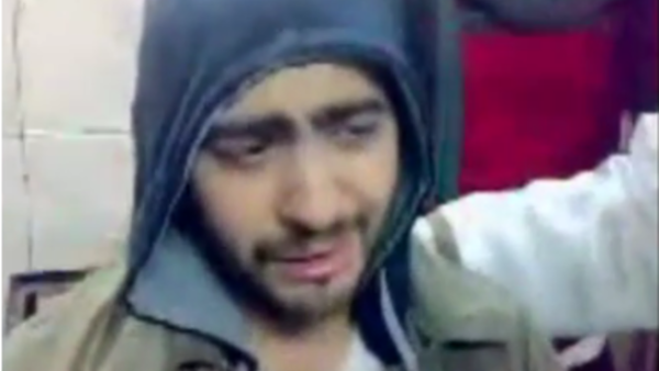 تامر حسني يبكي بعد أن طرده المتظاهرون من ميدان التحرير. تامر حسني يبكي بعد أن طرده المتظاهرون من ميدان التحرير.