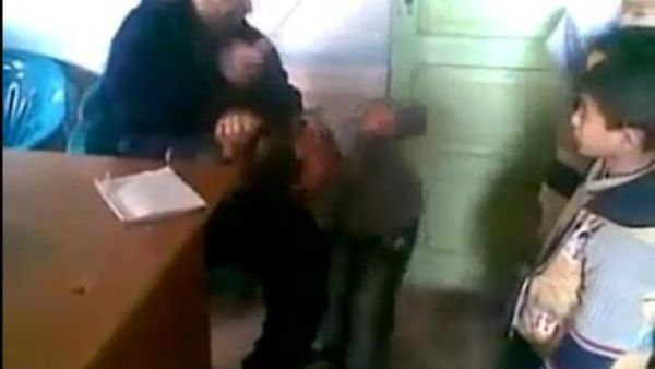 صورة من الفيديو للمدرس العنيف.