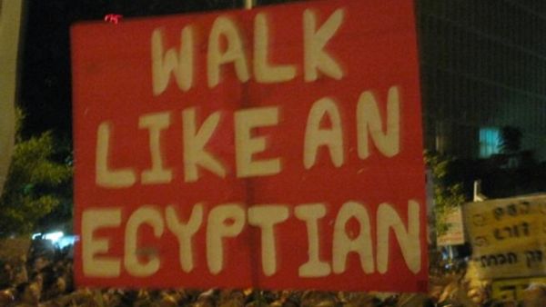 واحدة من اللافتات التي رفعها المتظاهرون في إسرائيل وقد كتب عليها: "امش مثل مواطن مصري"!. واحدة من اللافتات التي رفعها المتظاهرون في إسرائيل وقد كتب عليها: "امش مثل مواطن مصري"!.