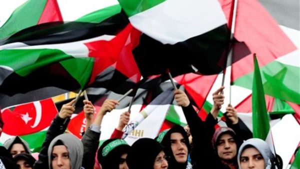 نساء تركيات يرفعن أعلاما فلسطينية. نساء تركيات يرفعن أعلاما فلسطينية.