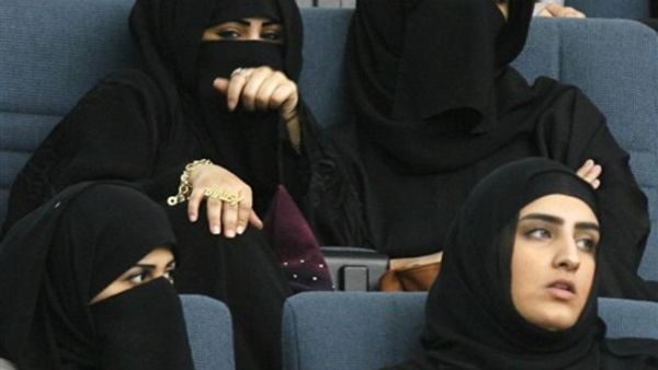 نساء كويتيات يتابعن إحدى جلسات مجلس الأمة الكويتي نساء كويتيات يتابعن إحدى جلسات مجلس الأمة الكويتي