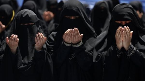 نساء يمنيات بعد صلاة الجمعة في مظاهرات احتجاج ضد الرئيس اليمني. نساء يمنيات بعد صلاة الجمعة في مظاهرات احتجاج ضد الرئيس اليمني.