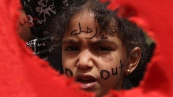 فتاة يمنية تحتج ضد النظام. فتاة يمنية تحتج ضد النظام.