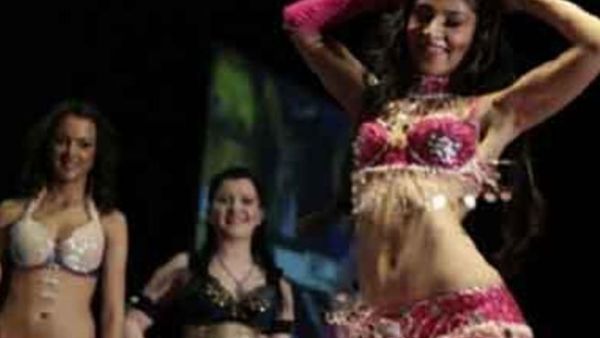 راقصات مصر ينظمن مسيرة ببدلات الرقص لاسقاط الرئيس مرسي