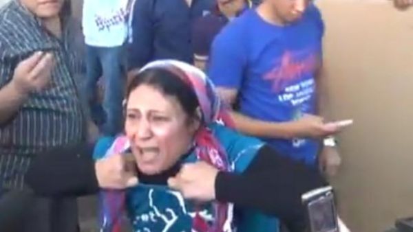 مواطنة تمزق ملابسها عقب خسارة شفيق
 مواطنة تمزق ملابسها عقب خسارة شفيق