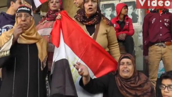 مصريات يتظاهرن ضد الرئيس محمد مرسي مصريات يتظاهرن ضد الرئيس محمد مرسي