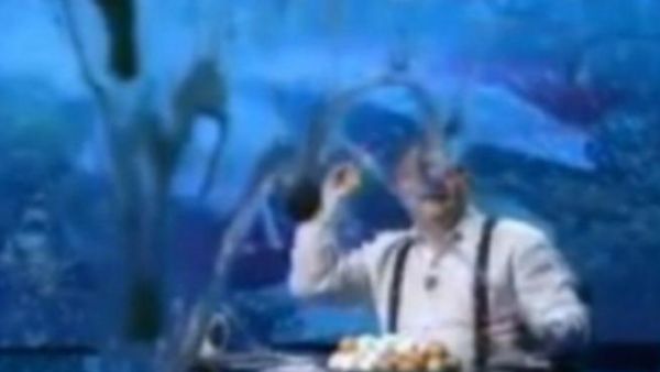 الاعلامي المصري ابراهيم عيسى يلقي البيض على الكاميرا 