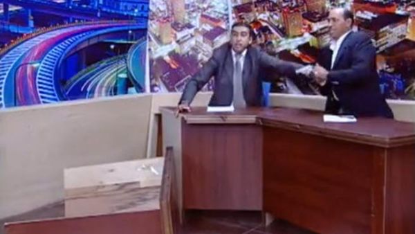 نائب أردني يشهر سلاحه على زميل له على الهواء مباشرة نائب أردني يشهر سلاحه على زميل له على الهواء مباشرة