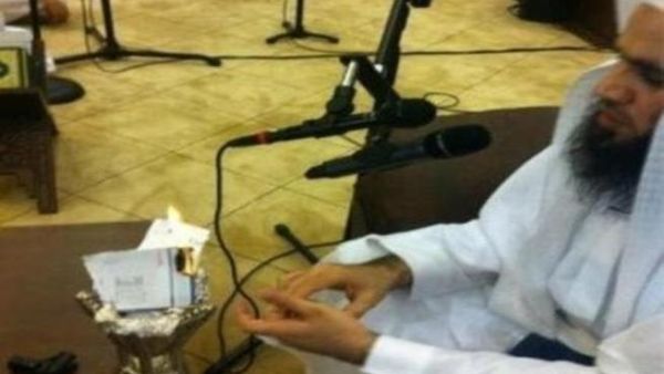 الشيخ خالد الخليوي يحرض شهادته الدكتوارة امام المصلين الشيخ خالد الخليوي يحرض شهادته الدكتوارة امام المصلين