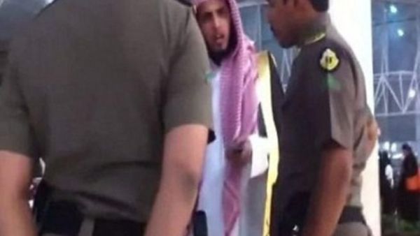 فتاة بالسعودية تطلب الشرطة لرجال هيئة الامر بالمعروف والنهي عن المنكر فتاة بالسعودية تطلب الشرطة لرجال هيئة الامر بالمعروف والنهي عن المنكر