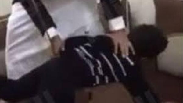 سعودي يعنف ابناءه الخمسة جسدياً يثير موجة من الجدل