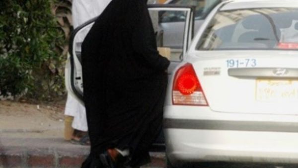 السماح لغير المتزوجات باستخراج تاشيرة سائق خاص