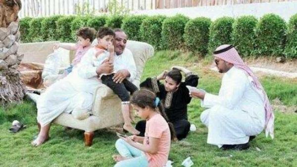 اسرة سعودية تسكن حديقة