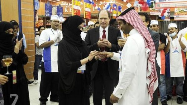 سعودي يعقد قرانه على زميلته بكارفور