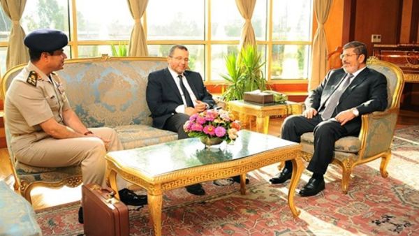 الصورة الأخيرة لمرسي مع السيسي قبل الانقلاب بأيام - أرشيف