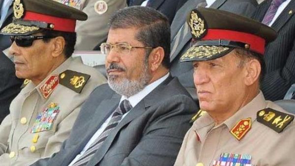 الرئيس محمد مرسي يتوسط المشير محمد طنطاوي والفريق سامي عنان الرئيس محمد مرسي يتوسط المشير محمد طنطاوي والفريق سامي عنان